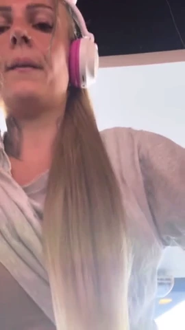 I exercise in the gym and feel warm, so I remove my t-shirt and wear a bra. My desire grows strong. (Wet and gapping) porn video
